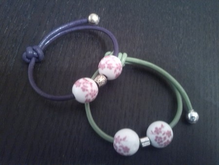 cod.00036. Pulsera de cuero con bolas chinas.