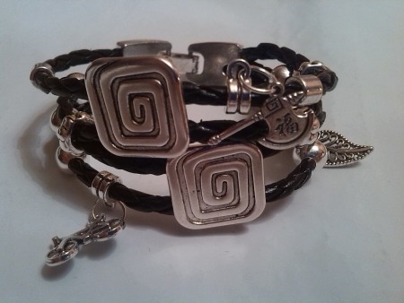 cod.00045. Brazalete de cuero trenzado con entrepiezas zamak.
