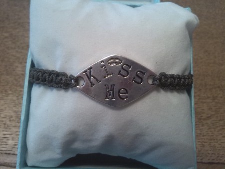 cod.00039. Pulsera " Kiss me""