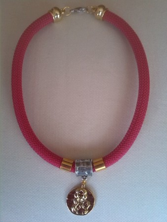 cod.00059. Gargantilla " mamá". NOVEDAD